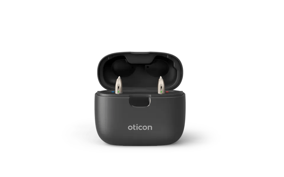 Oticon_SmartCharger_Front_w_Oticon_More_miniRITE_R_C090_345pctSize_cdn-optimized